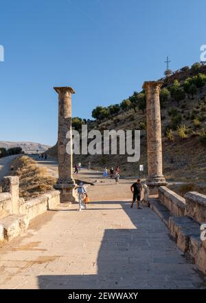 Adiyaman, Turquie-septembre 14 2020: Pont Severan, Cendere Koprusu est un pont romain tardif, près de Nemrut Dagi. Chaussée flanquée de colonnes anciennes o Banque D'Images