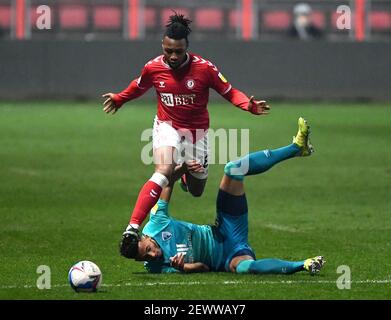 Antoine Semenyo de Bristol City (en haut) et Lloyd Kelly de l'AFC Bournemouth se battent pour le ballon lors du match du championnat Sky Bet Ashton Gate, Bristol. Date de la photo: Mercredi 3 mars 2021. Banque D'Images