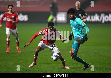 Tireeq Bakinson de Bristol City (à gauche) et Rodrigo Riquelme de l'AFC Bournemouth se battent pour le ballon lors du match du championnat Sky Bet Ashton Gate, Bristol. Date de la photo: Mercredi 3 mars 2021. Banque D'Images