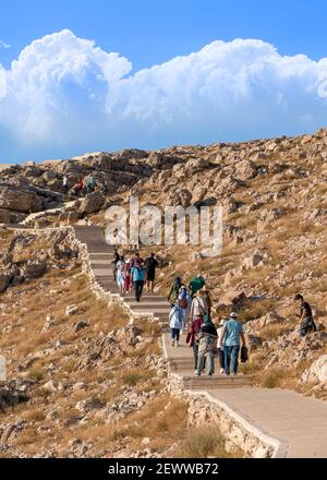 Kahta, Adiyaman, Turquie - septembre 14 2020: Les touristes marchant pour monter la montagne sur le sentier de la montagne Nemrut Banque D'Images