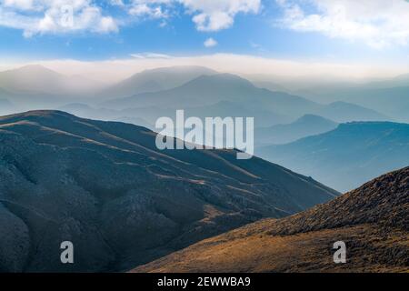 Chaîne de montagnes dans la ville d'Adiyaman, Turquie. Vue sur la montagne depuis Nemrut Banque D'Images