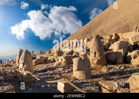 Kahta, Adiyaman, Turquie - septembre 14 2020 : ruines de la statue de Commagene au sommet de la montagne Nemrut avec ciel bleu. Têtes de pierre au sommet de 2150 mètres hig Banque D'Images