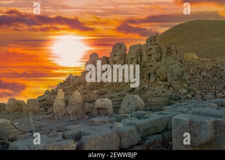 Ruines de la statue de Commagene au sommet de la montagne Nemrut, Adiyaman, Turquie Banque D'Images