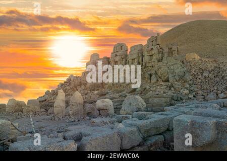 Ruines de la statue de Commagene au sommet de la montagne Nemrut, Adiyaman, Turquie Banque D'Images