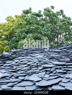 Détails du toit en ardoise. Serpentine Pavilion 2019, LONDRES, Royaume-Uni. Architecte: Junya Ishigami , 2021. Banque D'Images