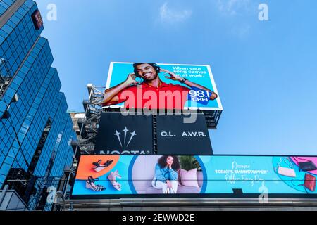 Les nouveaux écrans géants de la publicité à Yonge-Dundas Square, Toronto, Canada Banque D'Images