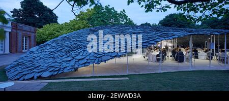 Vue globale vers le crépuscule. Serpentine Pavilion 2019, LONDRES, Royaume-Uni. Architecte: Junya Ishigami , 2021. Banque D'Images