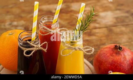 Limonade maison en petites bouteilles. Jus et fruits multicolores Banque D'Images