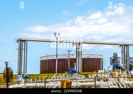 Réservoir d'huile de rouille à la ferme-réservoir de Cushing Oklahoma avec vannes et tuyaux et rail au niveau de l'installation de chargement des pipelines Où la plupart des États-Unis WTI brut est St Banque D'Images