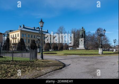 Carl Johans Park avec la statue du roi Karl Johan XIV au début du printemps à Norrkoping, en Suède. Banque D'Images