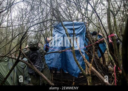 Old Oak Lane, Londres, Royaume-Uni. 3 mars 2021. Les militants et les résidents construisent un refuge de nuit contre la pluie. Dans la nuit du 2 au 3 mars, un groupe d'écologistes a mis en place un camp de protection pour arrêter les travaux de construction de HS2 dans la réserve naturelle des exfoliants de Wormwood, une réserve naturelle locale désignée (LNR) protégée en vertu de la loi Metropolitan Open Land Act de 1879. Selon les sections locales, le HS2 « a tranquillement fait passer des propositions de planification pour commencer des travaux de construction et des tunnels de 24 heures afin de dévier la ligne d’égout de Stamford Brook au travers des exfoliations de bois d’œuvre ». Sabrina Merolla/Alamy Banque D'Images