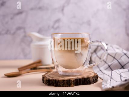 Café Dalgona. Boisson fouettée à glacer avec café instantané populaire en Corée cocktail crémeux dans une tasse en verre transparent à double paroi Banque D'Images