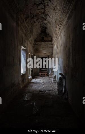 Angkor Wat, Cambodge - 23 juin 2016 : un couloir à l'intérieur d'Angkor Wat. Banque D'Images