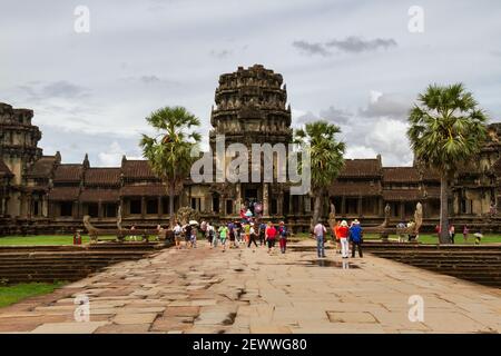 Angkor Wat, Cambodge - 23 juin 2016 : les touristes se rassemblent à Angkor Wat. Banque D'Images