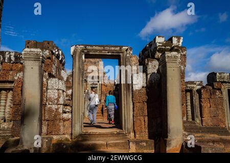 Angkor Wat, Cambodge - 23 juin 2016 : les touristes explorent les ruines d'Angkor Wat. Banque D'Images