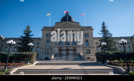 L'édifice de l'Assemblée législative de la Saskatchewan sous la lumière du soleil et un ciel bleu à Regina, Cana Banque D'Images