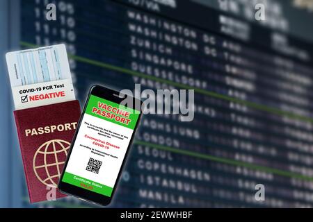 Passeport du vaccin sur le téléphone intelligent et exigence négative de test COVID-19 pour les voyages avec passeport et carte d'embarquement à l'aéroport en arrière-plan vol à l'intérieur Banque D'Images