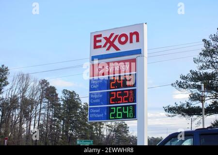 Richmond County, GA USA - 03 03 21: Les prix de l'essence Exxon signent une synergie Banque D'Images