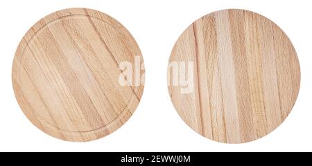 Deux grandes planches à découper rondes en bois de feuillus légers isolées sur blanc Banque D'Images