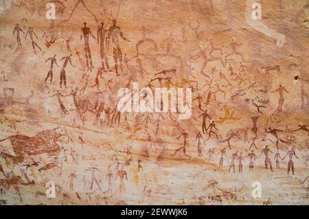 Art rupestre néolithique et peintures à la grotte Foggini-Mestikawi à Wadi Sura, dans la région de Gilf Kebir dans le désert du Sahara (occidental), dans le sud-ouest de l'Égypte. Banque D'Images