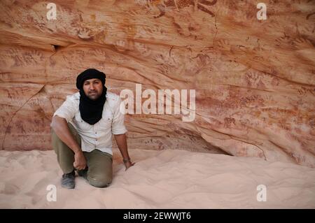 Un explorateur au site d'art rupestre et de peinture néolithique de la grotte Foggini-Mestikawi à Wadi Sura, Gilf Kebir, désert occidental en Égypte. Banque D'Images