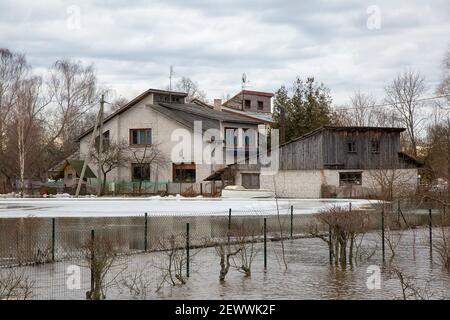 Carnikava, Lettonie. 3 mars 2021. La photo prise le 3 mars 2021 montre une zone inondée près de la rivière Gauja à Carnikava, en Lettonie. Crédit: Edijs Palens/Xinhua/Alamy Live News Banque D'Images