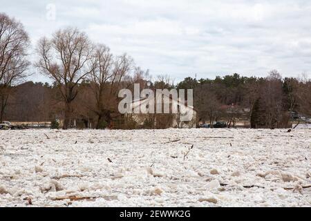 Carnikava, Lettonie. 3 mars 2021. La photo prise le 3 mars 2021 montre une glace de dérive sur la rivière Gauja à Carnikava, en Lettonie. Crédit: Edijs Palens/Xinhua/Alamy Live News Banque D'Images