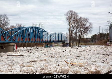 Carnikava, Lettonie. 3 mars 2021. La photo prise le 3 mars 2021 montre une glace de dérive sur la rivière Gauja à Carnikava, en Lettonie. Crédit: Edijs Palens/Xinhua/Alamy Live News Banque D'Images