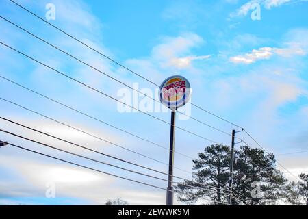 Richmond County, GA USA - 03 03 21: Burger King signalisation et nuages Banque D'Images