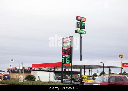 Richmond County, GA USA - 03 03 21: Vue sur la rue des prix de l'essence au panneau Pilot SKY Banque D'Images