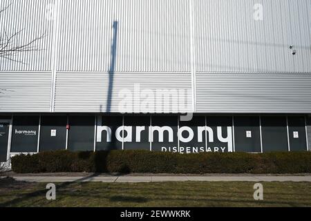 Secaucus, États-Unis. 03ème mars 2021. Vue extérieure du dispensaire Harmony, un dispensaire de marijuana médicale, où les personnes ayant une carte de marijuana médicale peuvent acheter jusqu'à une fois de cannabis, Secaucus, NJ, 3 mars 2021. Le 22 février, le gouverneur du New Jersey, Phil Murphy, a signé trois lois qui décriminalisent et légalisent l'usage de la marijuana, permettant aux utilisateurs de consommer du cannabis sur des propriétés privées; les règlements concernant le dispensaire autorisé pour vendre de la marijuana récréative n'ont pas été finalisés. (Photo par Anthony Behar/Sipa USA) crédit: SIPA USA/Alay Live News Banque D'Images