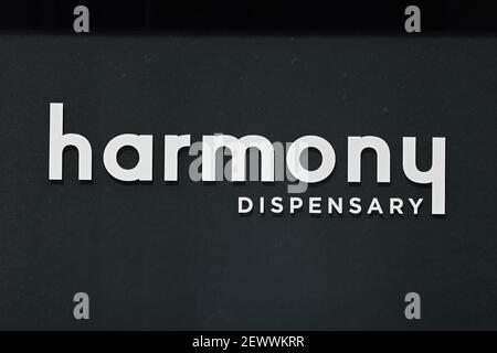 Secaucus, États-Unis. 03ème mars 2021. Vue extérieure du dispensaire Harmony, un dispensaire de marijuana médicale, où les personnes ayant une carte de marijuana médicale peuvent acheter jusqu'à une fois de cannabis, Secaucus, NJ, 3 mars 2021. Le 22 février, le gouverneur du New Jersey, Phil Murphy, a signé trois lois qui décriminalisent et légalisent l'usage de la marijuana, permettant aux utilisateurs de consommer du cannabis sur des propriétés privées; les règlements concernant le dispensaire autorisé pour vendre de la marijuana récréative n'ont pas été finalisés. (Photo par Anthony Behar/Sipa USA) crédit: SIPA USA/Alay Live News Banque D'Images
