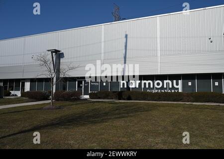 Secaucus, États-Unis. 03ème mars 2021. Vue extérieure du dispensaire Harmony, un dispensaire de marijuana médicale, où les personnes ayant une carte de marijuana médicale peuvent acheter jusqu'à une fois de cannabis, Secaucus, NJ, 3 mars 2021. Le 22 février, le gouverneur du New Jersey, Phil Murphy, a signé trois lois qui décriminalisent et légalisent l'usage de la marijuana, permettant aux utilisateurs de consommer du cannabis sur des propriétés privées; les règlements concernant le dispensaire autorisé pour vendre de la marijuana récréative n'ont pas été finalisés. (Photo par Anthony Behar/Sipa USA) crédit: SIPA USA/Alay Live News Banque D'Images
