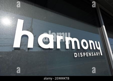 Secaucus, États-Unis. 03ème mars 2021. Vue extérieure du dispensaire Harmony, un dispensaire de marijuana médicale, où les personnes ayant une carte de marijuana médicale peuvent acheter jusqu'à une fois de cannabis, Secaucus, NJ, 3 mars 2021. Le 22 février, le gouverneur du New Jersey, Phil Murphy, a signé trois lois qui décriminalisent et légalisent l'usage de la marijuana, permettant aux utilisateurs de consommer du cannabis sur des propriétés privées; les règlements concernant le dispensaire autorisé pour vendre de la marijuana récréative n'ont pas été finalisés. (Photo par Anthony Behar/Sipa USA) crédit: SIPA USA/Alay Live News Banque D'Images
