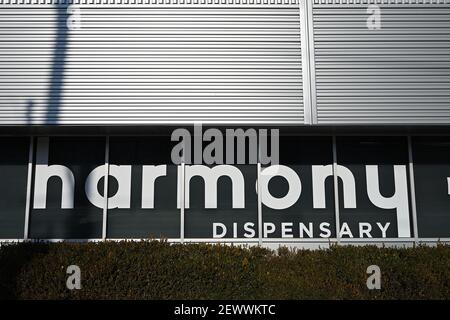 Secaucus, États-Unis. 03ème mars 2021. Vue extérieure du dispensaire Harmony, un dispensaire de marijuana médicale, où les personnes ayant une carte de marijuana médicale peuvent acheter jusqu'à une fois de cannabis, Secaucus, NJ, 3 mars 2021. Le 22 février, le gouverneur du New Jersey, Phil Murphy, a signé trois lois qui décriminalisent et légalisent l'usage de la marijuana, permettant aux utilisateurs de consommer du cannabis sur des propriétés privées; les règlements concernant le dispensaire autorisé pour vendre de la marijuana récréative n'ont pas été finalisés. (Photo par Anthony Behar/Sipa USA) crédit: SIPA USA/Alay Live News Banque D'Images