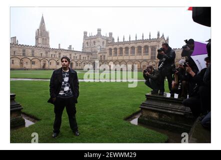 Bilawal Bhutto Zardari traverse un quadrilatère au Christ Church College d'Oxford, dans le sud de l'Angleterre le 11 janvier 2008. Le fils de Benazir Bhutto, chef de l'opposition pakistanaise assassiné, et maintenant président du Parti populaire pakistanais, commence un nouveau mandat d'étudiant de premier cycle à l'Université d'Oxford. pic David Sandison Banque D'Images