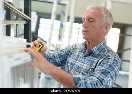 portrait d'un travailleur masculin effectuant des mesures Banque D'Images