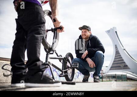 Deux amis réparent leurs vélos Banque D'Images