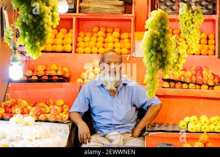 CHITTAGONG, BANGLADESH - 13 février 2019 : le vendeur vend beaucoup de fruits dans une boutique de fruits Banque D'Images