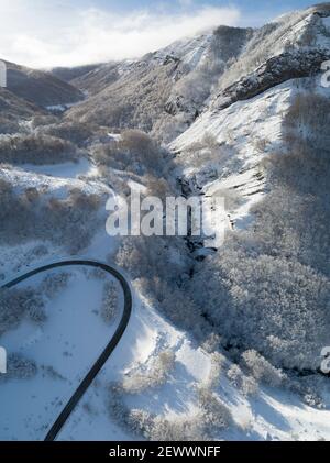 courbe de haute montagne dans un environnement enneigé de la vue de drone Banque D'Images