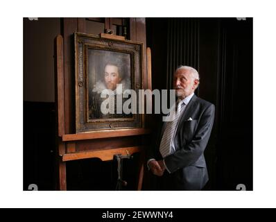 Le professeur Stanley Wells CBE admire un portrait de William Shakespeare peint en 1610, il est considéré comme la seule photo de William Shakespeare encore en vie. Le portrait doit être exposé au Shakespeare Birthplace Trust à Stratford-upon-Avon le 23 avril 2009. Photographie de David Sandison Banque D'Images