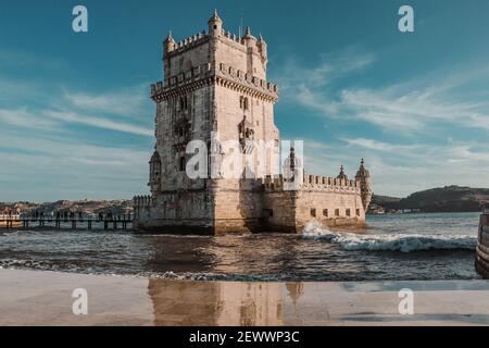 Vue sur la tour Belem, sur la rive de Tejo Rivière à Lisbonne - Portugal Banque D'Images