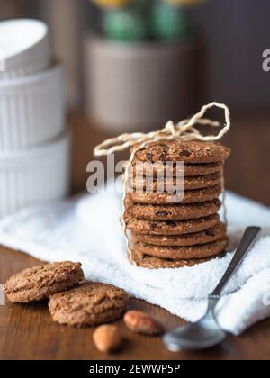 Une pile de biscuits d'avoine biologique avec corde. Banque D'Images