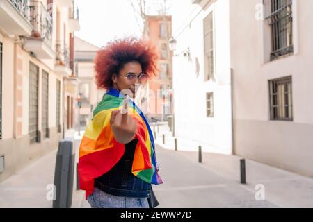 femme activiste avec drapeau de fierté gay Banque D'Images