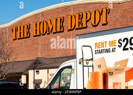 Le magasin Home Depot à Snellville, en Géorgie, avec un camion de déménagement de location Home Depot dans le parking. (ÉTATS-UNIS) Banque D'Images