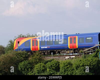 South West forme une locomotive traversant la rivière Itchen, Southampton, Hampshire Banque D'Images