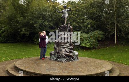 Statue de Peter Pan dans les jardins de Kensington pic David Sandison Banque D'Images