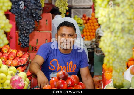 CHITTAGONG, BANGLADESH - 13 février 2019 : le vendeur vend beaucoup de fruits dans une boutique de fruits Banque D'Images