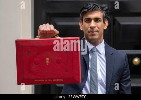 Londres, Royaume-Uni. 3 mars 2021. Le chancelier de l’Échiquier britannique Rishi Sunak quitte 11 Downing Street pour annoncer le budget 2021 à la Chambre des communes de Londres, en Grande-Bretagne, le 3 mars 2021. Le Chancelier de l'Echiquier britannique, Rishi Sunak, a annoncé mercredi un plan en trois points dans le budget de 2021 pour offrir un soutien aux emplois et aux entreprises dans le contexte de la pandémie du COVID-19 tout en établissant une voie de reprise économique. Le Premier ministre britannique Boris Johnson a annoncé plus tôt une « feuille de route » en quatre phases pour faciliter le verrouillage actuel du coronavirus. Credit: Ray Tang/Xinhua/Alay Live News Banque D'Images