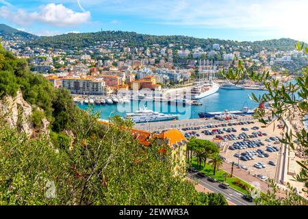 Vue depuis la colline du château donnant sur la mer Méditerranée et le vieux port et le port sur la côte d'Azur, à Nice. Banque D'Images